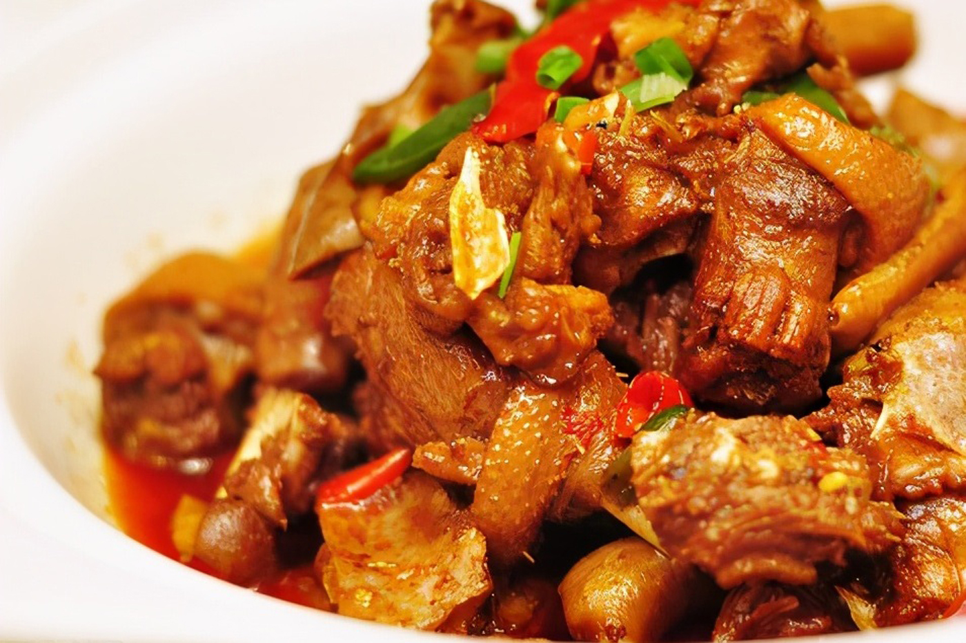 3,鸭肉炒好,倒入一罐啤酒没过鸭肉,大火将啤酒煮开之后转小火炖煮大约