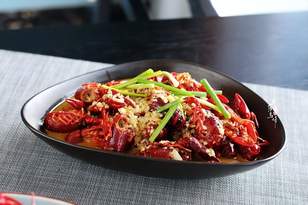 蒜蓉小龙虾怎么做（太香了！蒜泥小龙虾这么做，连虾壳都特别鲜，1顿3斤不够吃）