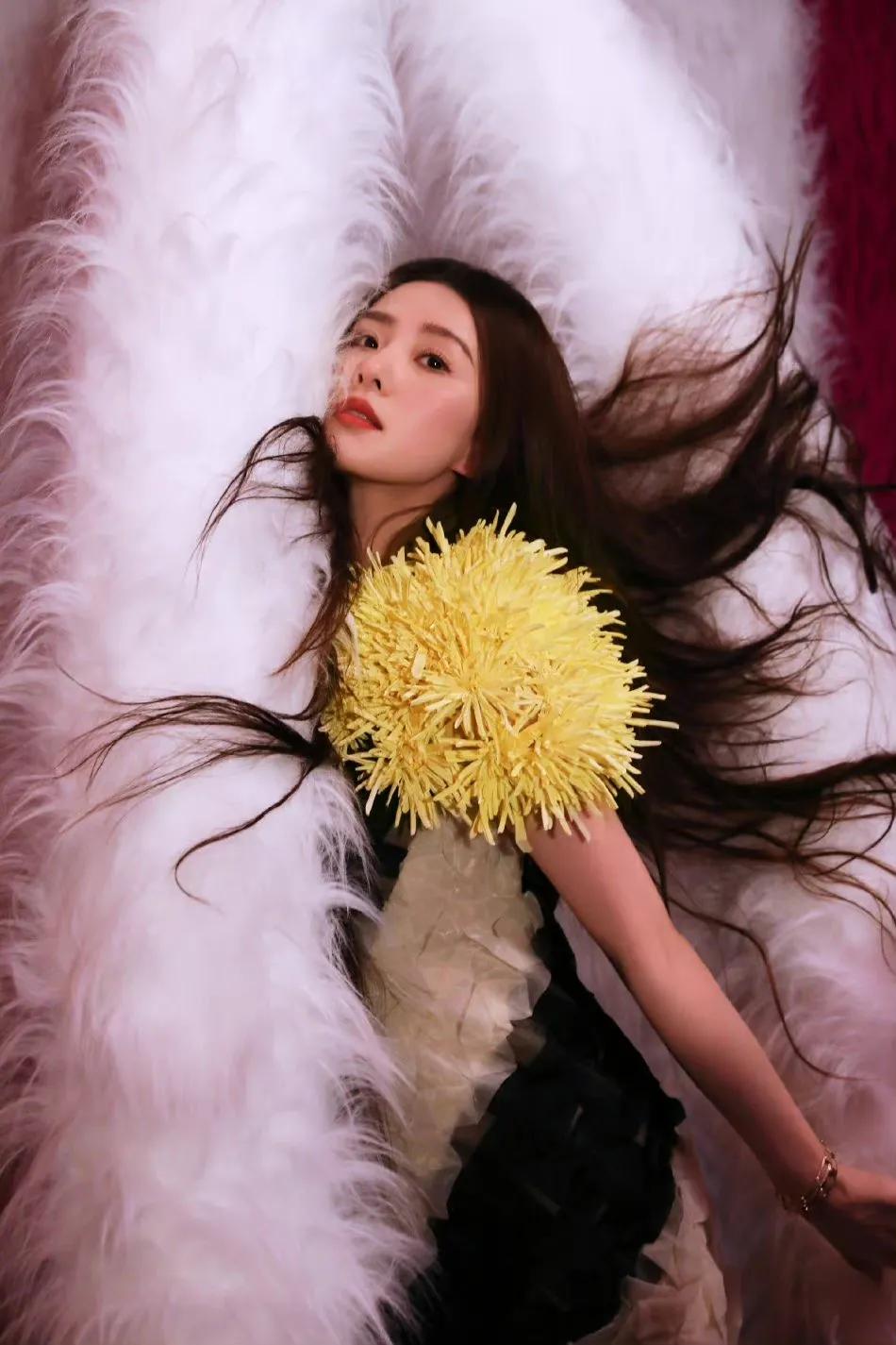 刘诗诗 长发温柔，侧颜也十分精致抗打氛围感十足