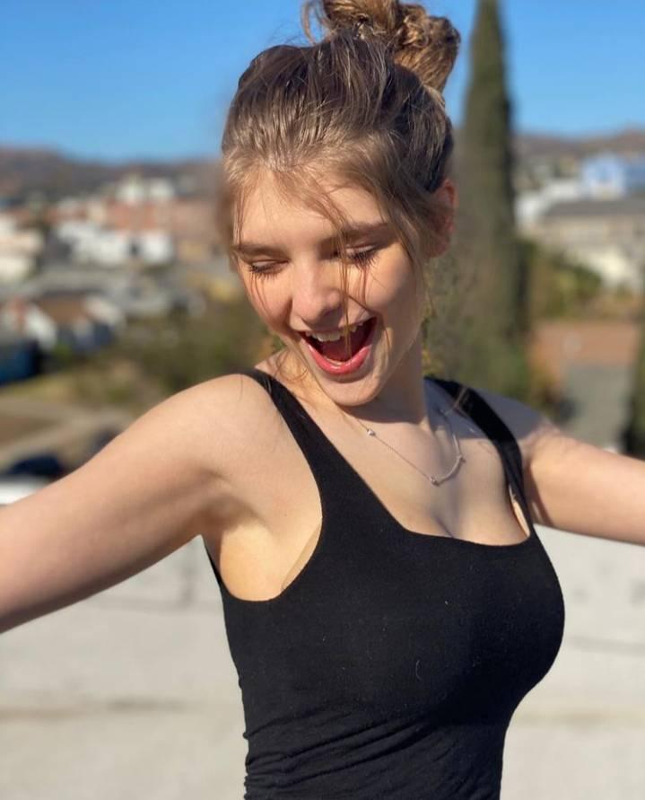 《壮志凌云》17岁女儿精致五官超抢镜，首映会上与阿汤哥亲密合影