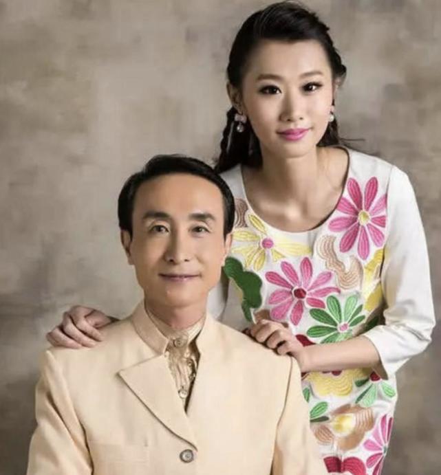 65岁巩汉林全家庆祝端午节!儿媳妇漂亮迷人,三代同堂日子幸福