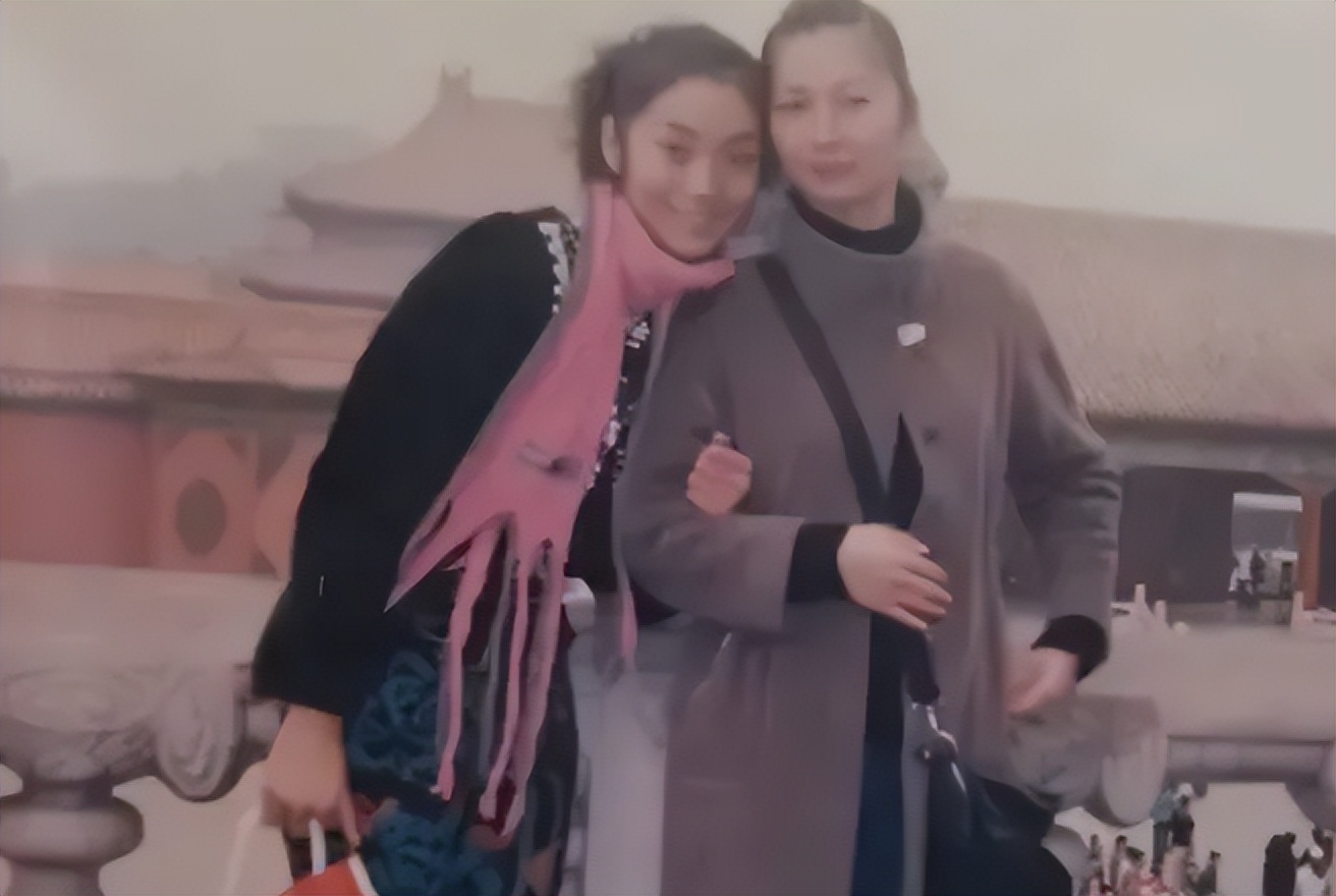 山东90后美女模特，未婚生下3个混血女儿，年入千万