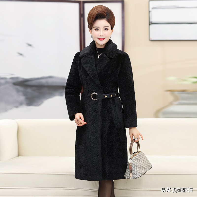 过年回家时，送给妈妈几款洋气保暖的大衣外套，让她心里美滋滋的