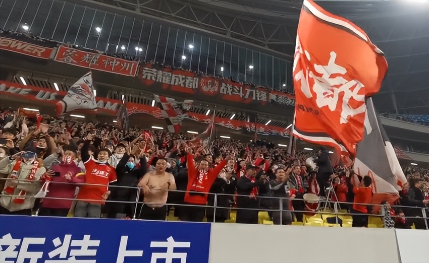 中超球市是什么</h2>

<p>　　本場(chǎng)比賽，是成都鳳凰山專(zhuān)業(yè)足球場(chǎng)的首秀，現(xiàn)場(chǎng)也是迎來(lái)了超過(guò)31500名球迷觀戰(zhàn)。超三萬(wàn)名球迷現(xiàn)場(chǎng)觀戰(zhàn)，這是什么概念呢？</p>

<p>　　受到疫情的影響，中超聯(lián)賽從2020賽季開(kāi)始，就以賽會(huì)制的形式進(jìn)行，其中，只有部分期間能夠開(kāi)放現(xiàn)場(chǎng)，讓觀眾現(xiàn)場(chǎng)觀賽。</p>

<p>　　<img alt=