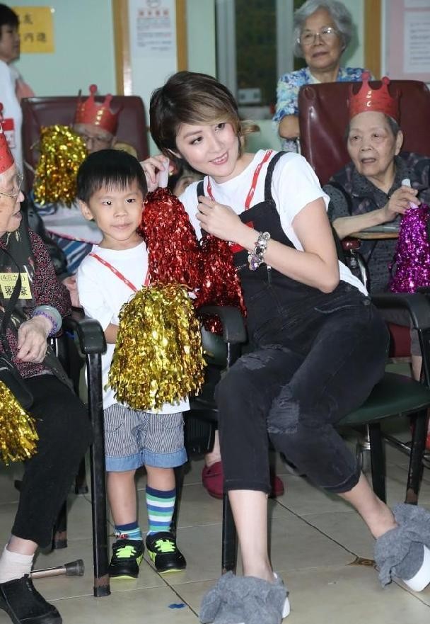 奔五的陈慧琳好懂“扮嫩”，穿的裤子看着简单，却减龄到显幼稚