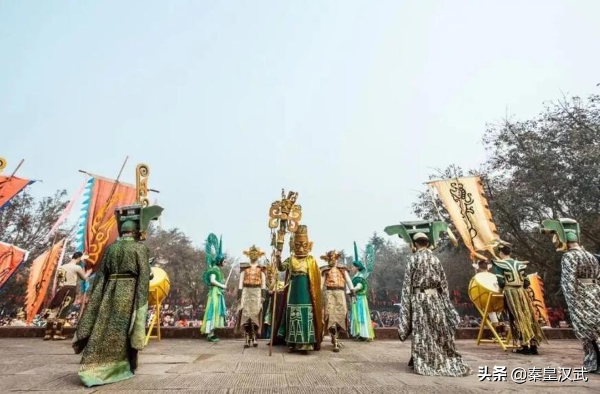 到底什么来头（三星堆人到底什么来头，为何商朝一亡就埋掉所有国宝？考古新解读）