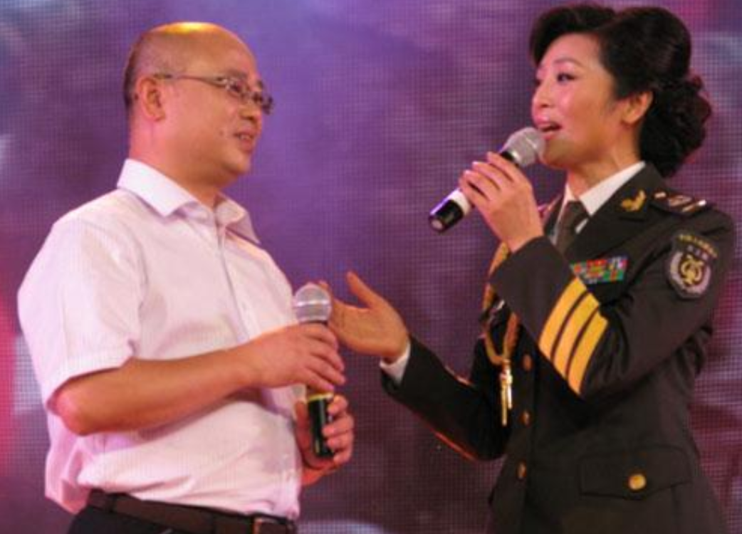 李丹阳：25岁成名，参加14次春晚，有孝心爱唱歌热衷公益的歌唱家