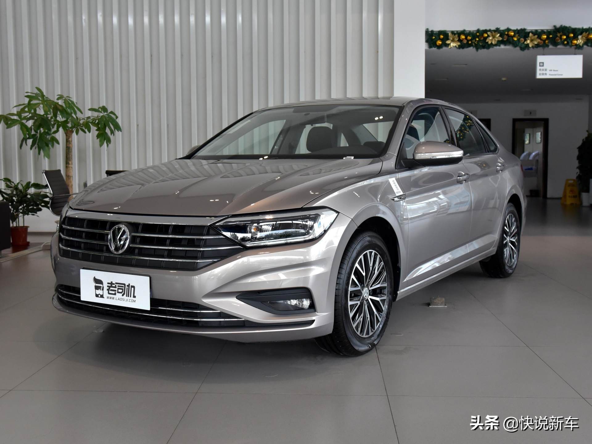 综合油耗5.7，尺寸宽大，紧凑级标杆，实拍速腾