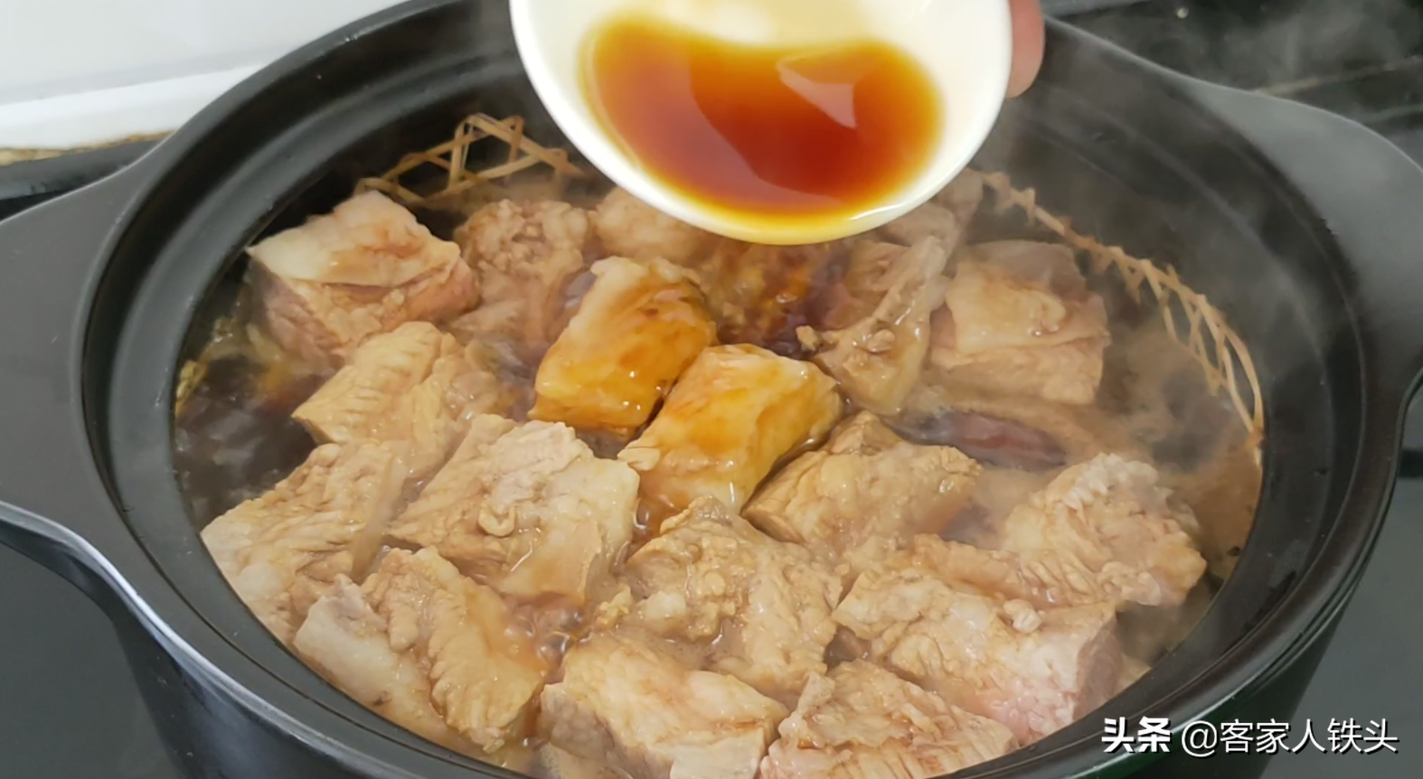 2斤五花肉，垫个竹网放入锅中，出锅软糯好吃又好看，做法很简单