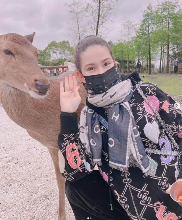 周杰伦突晒输液照，自疑心脏出问题在线求助，昆凌发文报平安