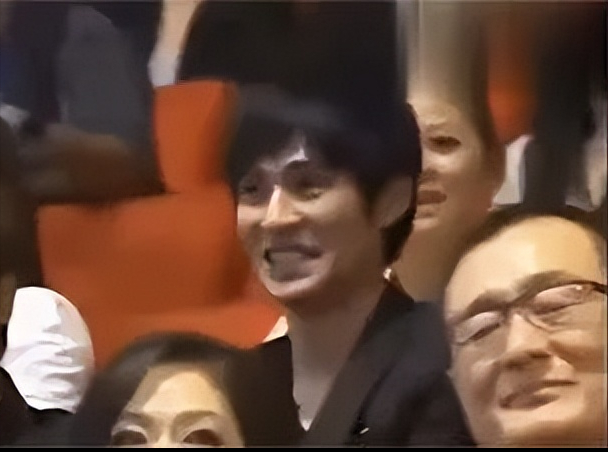 娱乐圈最精彩的戏，都在明星的微表情里，那信息量太大，我不能笑