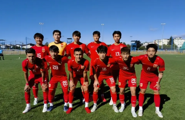 越南10-0中国(4-0！越南队2连胜，入亚青赛稳了，中国球队连输1-5，0分提前出局)