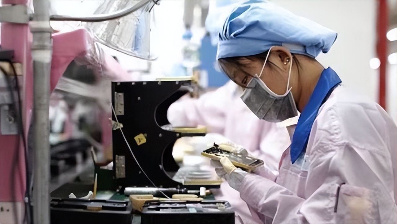 苹果8个代工厂搬家印度，库克笑到合不拢嘴，谁也没想到这么快