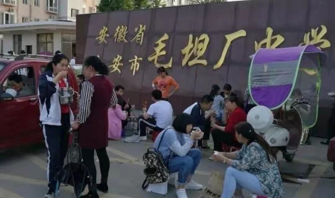 “高考工厂”毛坦厂万象：有人开保时捷来租房陪读，神树祭拜被禁