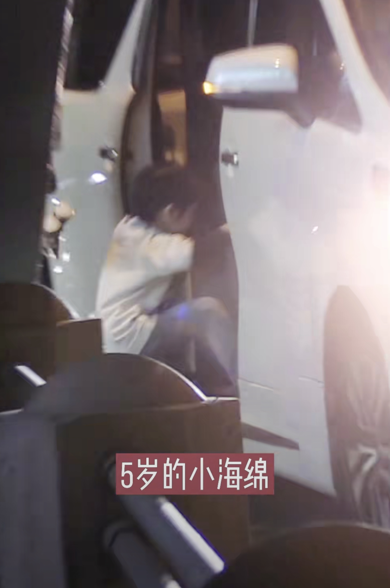 baby离婚后忙带娃,陪小海绵逛街看电影,素颜出镜黑眼圈难掩憔悴