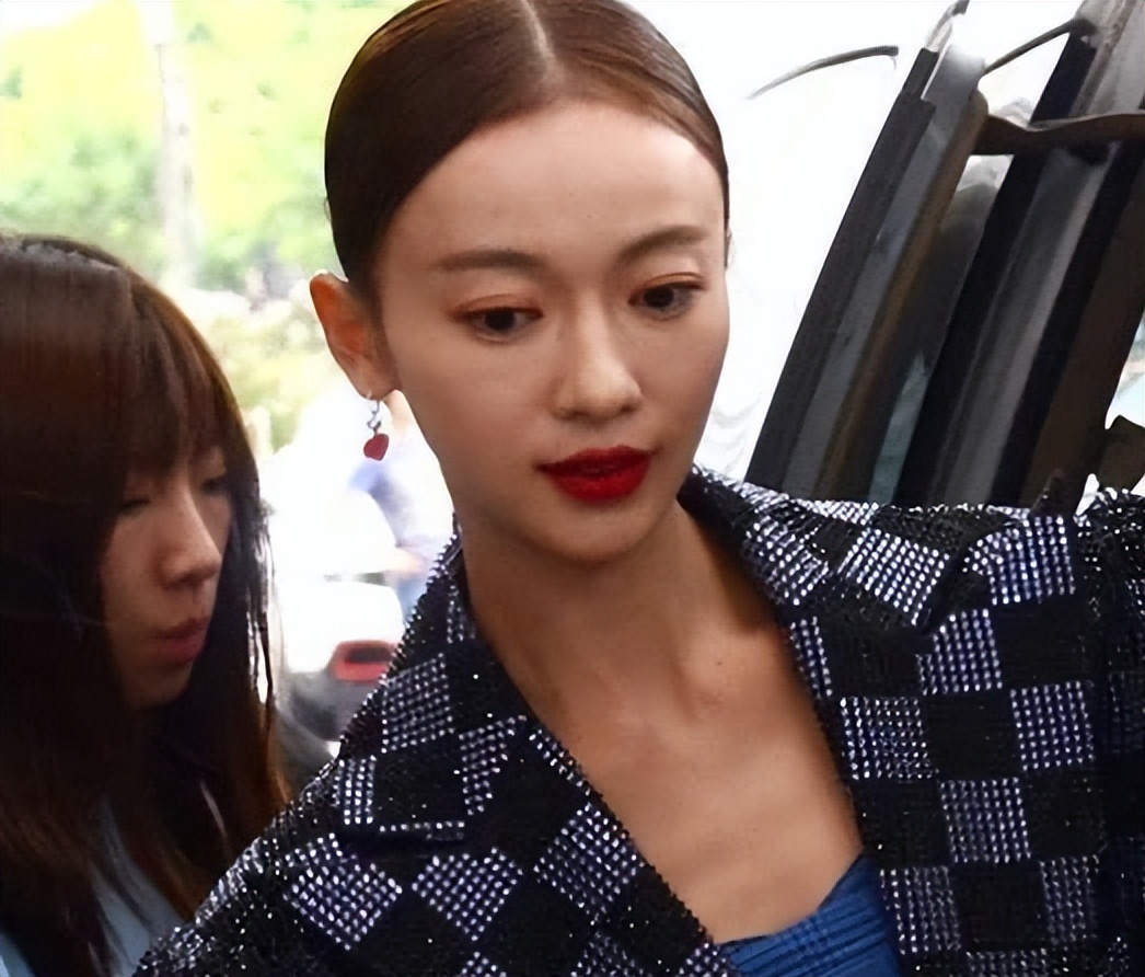 痘痘脸、赘肉、五五分！生图里的女星，让我看见了人间真实