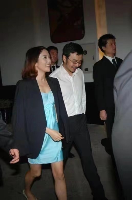 汪涵真体贴，将外套披在老婆的身上，二人恩爱气氛羡煞旁人