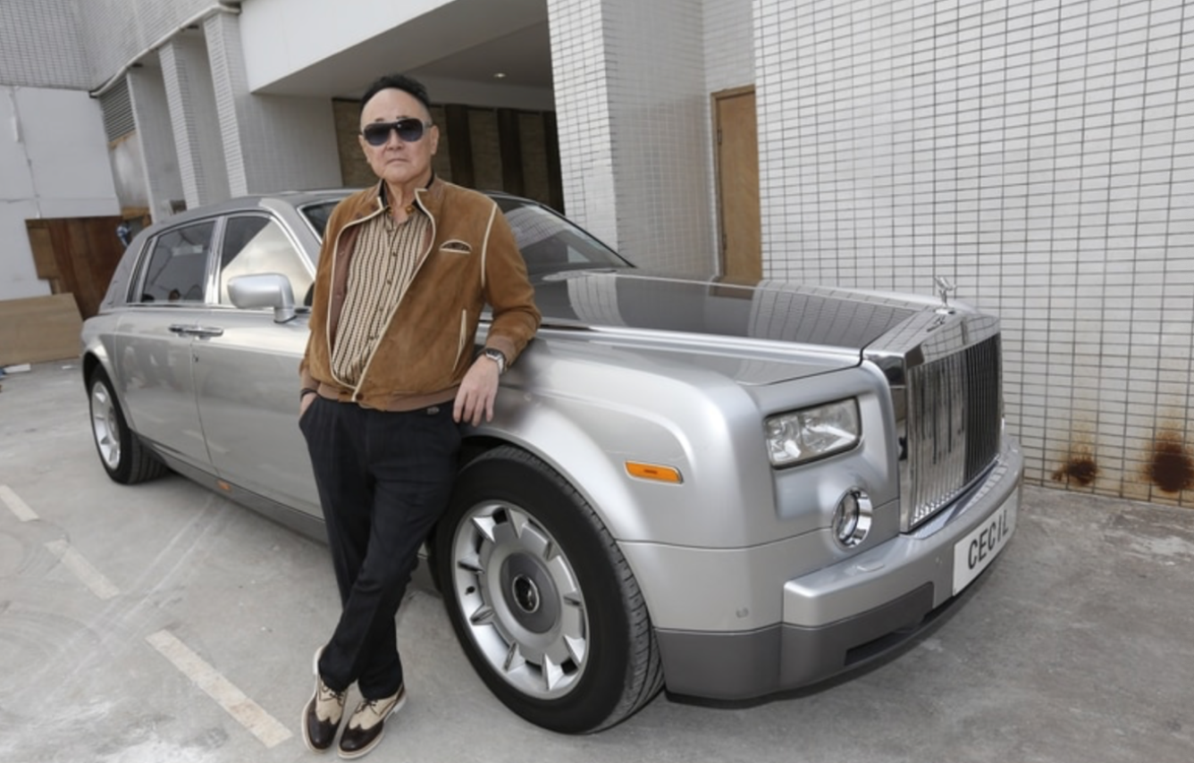 85岁富商赵世曾罕见外出，身边又换新女伴，打扮依然时尚行走自如