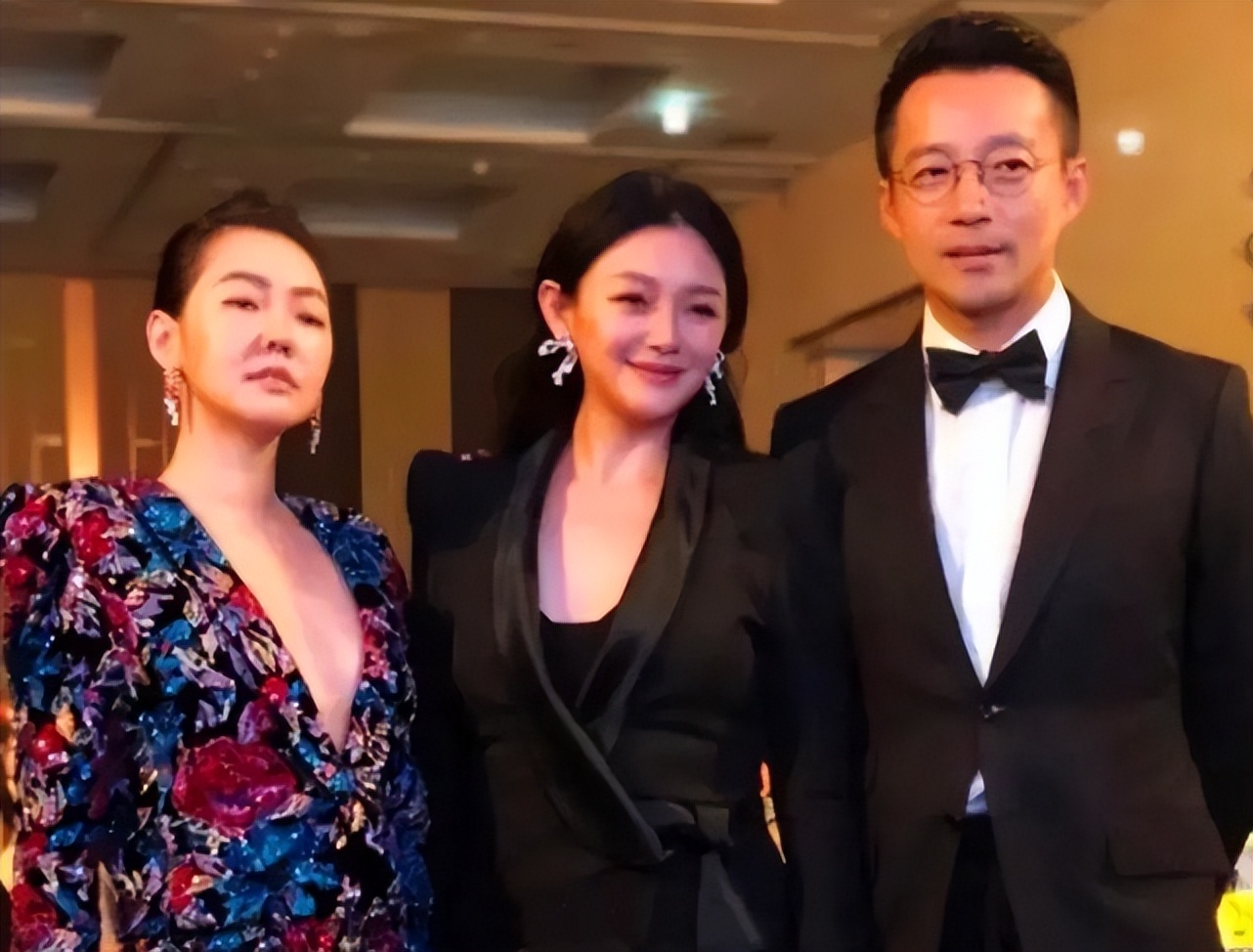 小S二女儿晒怼脸自拍，颜值高气质佳被喊话出道，S妈点赞外孙女