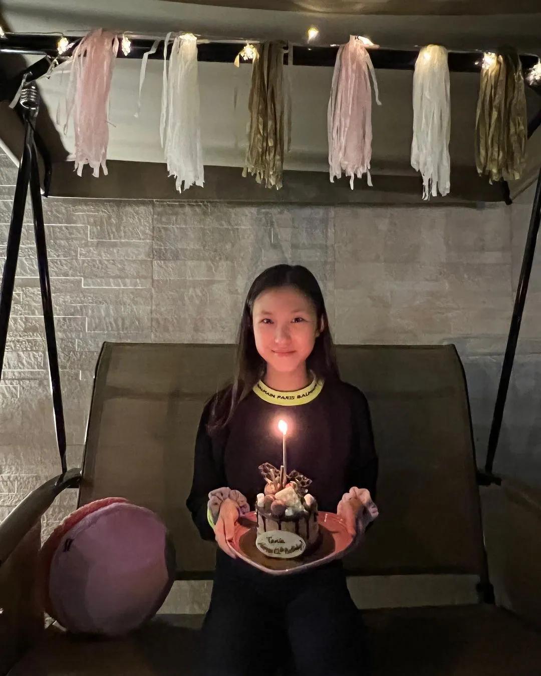 郭可盈晒全家福为女儿庆生，12岁津津清秀甜美很有气质，还是学霸