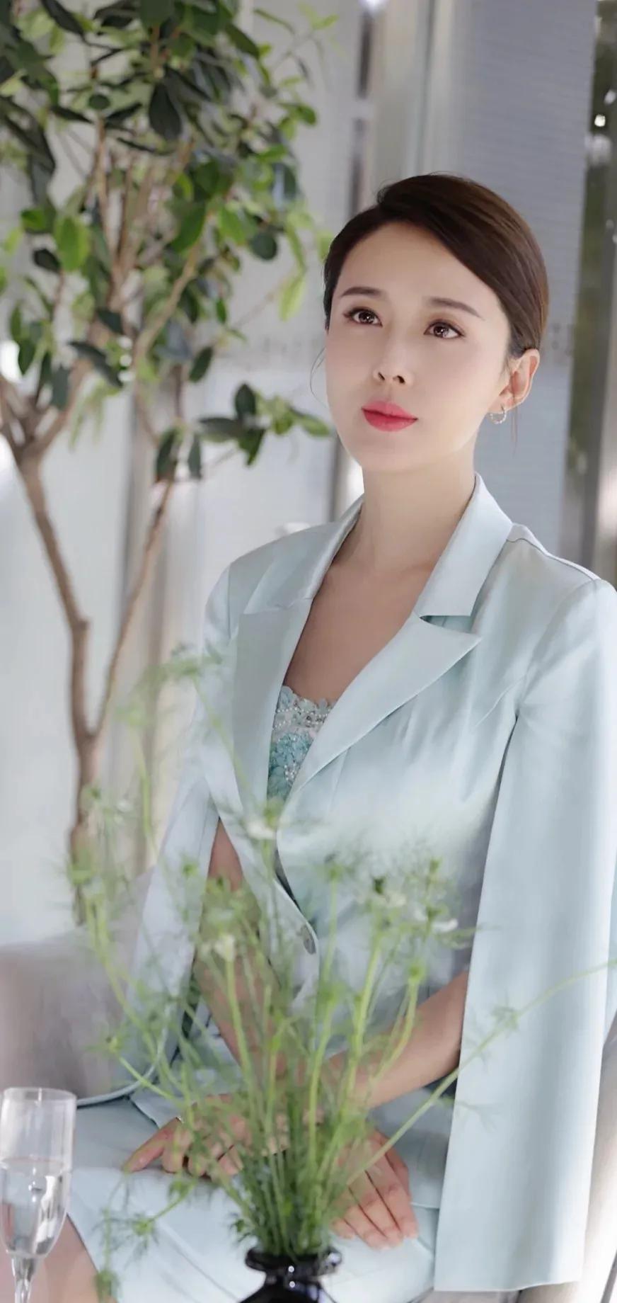 颜丹晨温柔对自己，打败时间，时尚又有女人味的美图合集