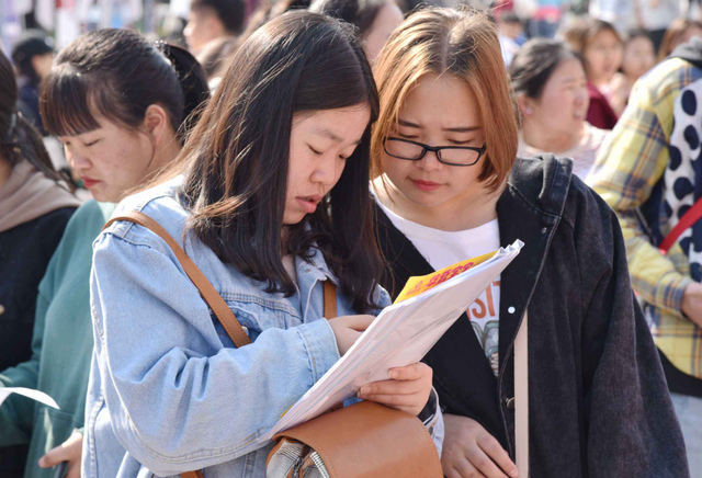 公务员“待遇”再次提高，五大部门统一着装，每人免费发放3套