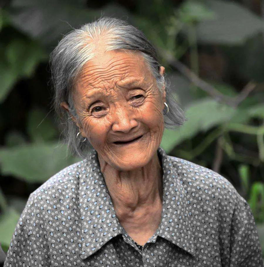 岁月的沧桑刻满了您的容颜您的腰弯了背驼了头发白了含辛茹苦的把我们