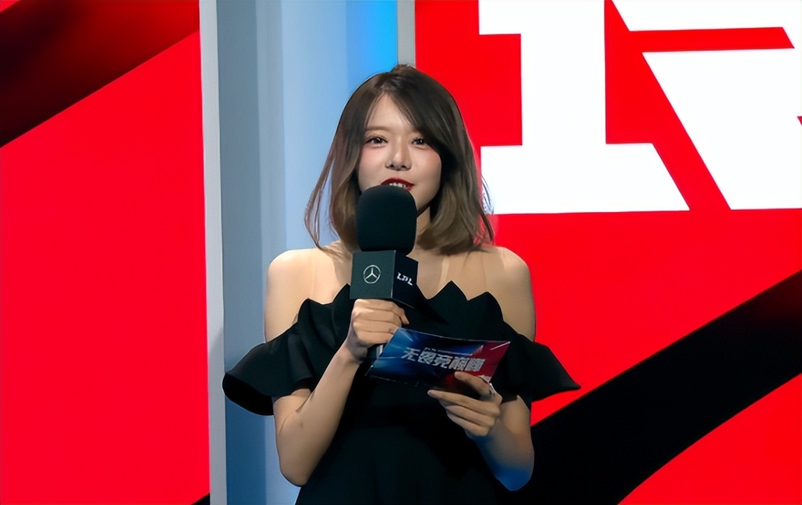 电竞节目主持(lpl三大美女主持亮相,小钰神情低落,替rookie担心,张导