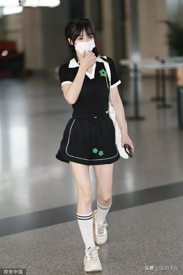 柳岩麻花辫造型现身机场 短裤套装配中筒袜少女感依旧