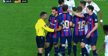 皇马巴萨打架视频（皇马巨星遭巴萨3连铲，20人冲突！吕迪格要干架，场面混乱）