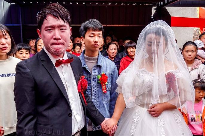 姐姐结婚送多少钱合适(陕西一新郎在婚礼上狂吻新娘) - 价格百科