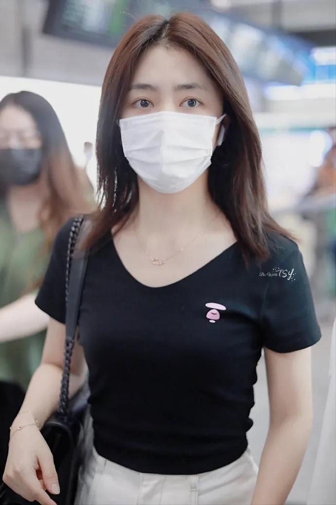 谭松韵昨日的机场私服解析，简约黑白配色，穿得轻松舒适！​​​