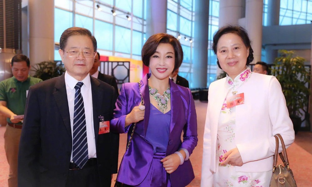 刘晓庆罕见携四婚老公亮相，她穿紫色扮嫩如少女，同框老公像父女