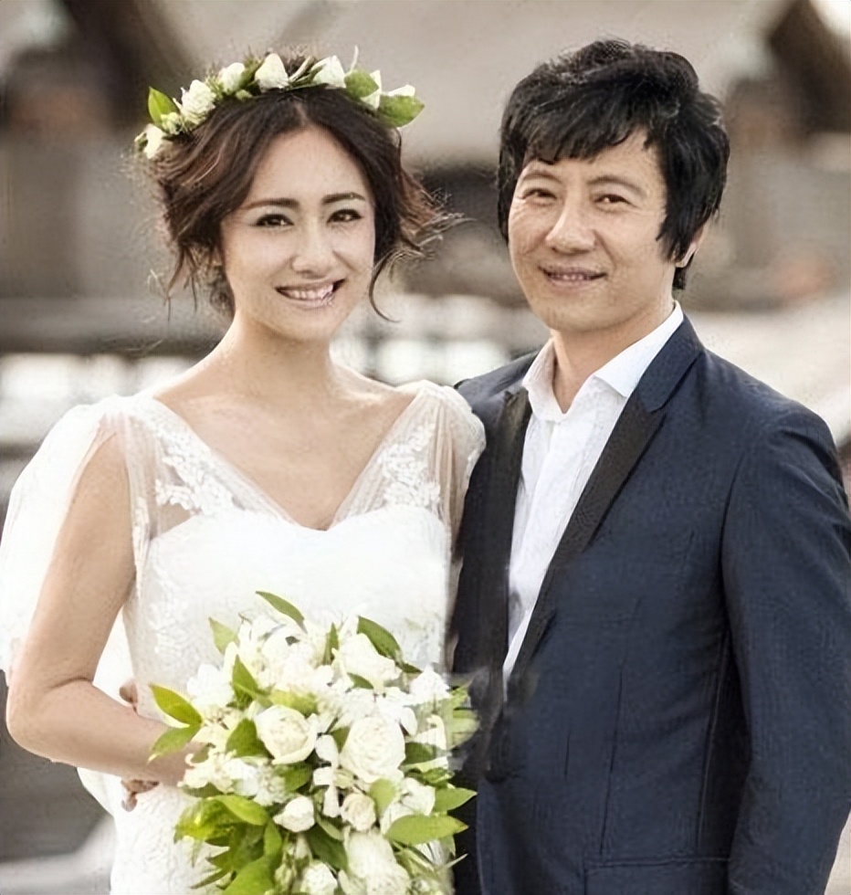 郑钧:曾经女友多到数不清,前妻陪伴20年,二婚娶小16岁的刘芸