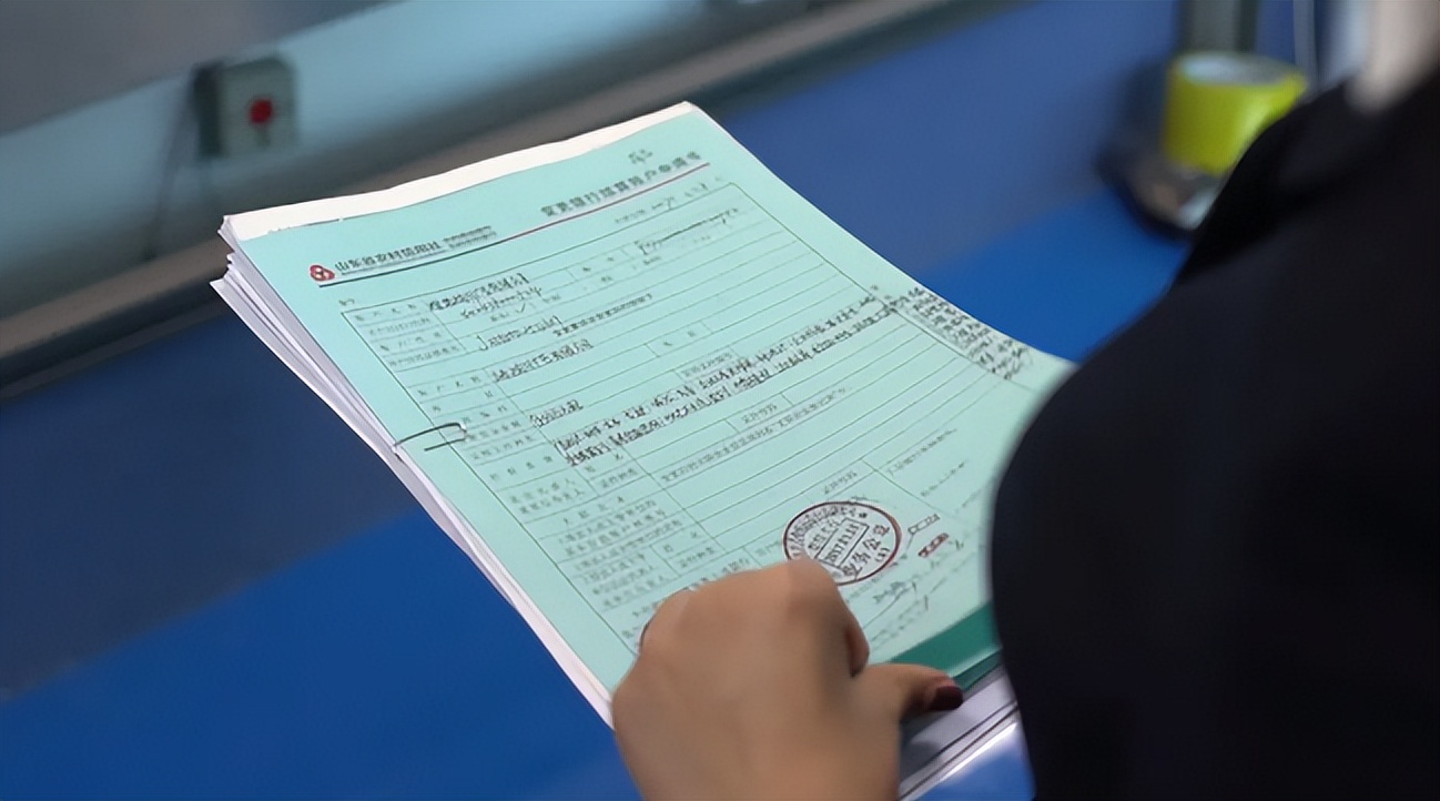 忘记密码银行不给挂失，往返千里开证明被拒，一怒之下把银行告了