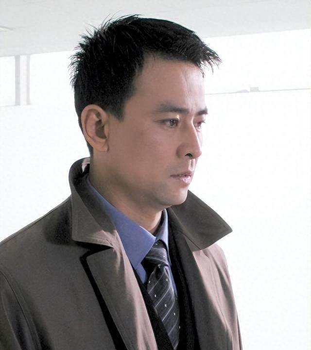 演员罗钢:娶小23岁郝蕾.陪娇妻战胜家族遗传病,48岁老来得子