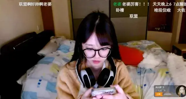 井川里予成虎牙一姐了？玩游戏太菜遭网友怒喷：你只适合买热搜