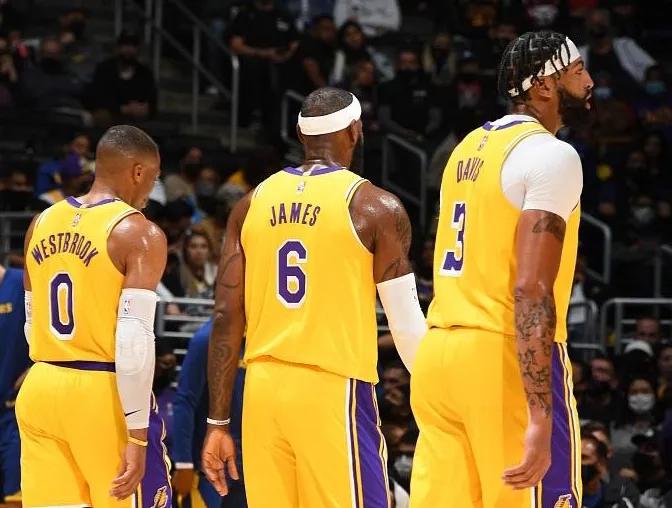 nba為什么捧詹姆斯（為何那么多人與媒體整天吹捧詹姆斯？就怪庫里離普通人太近了）