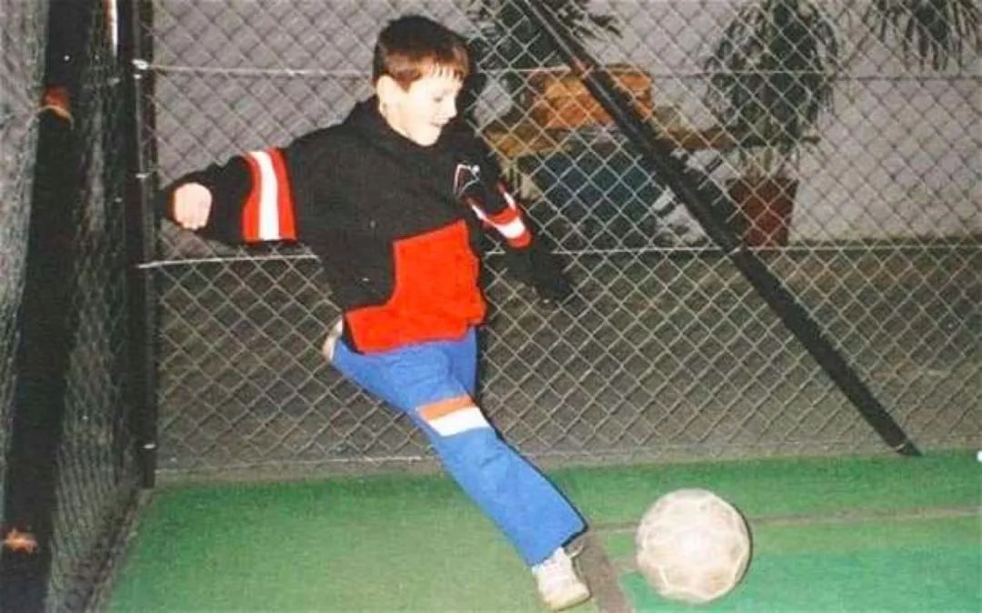 世界杯梅西女女球童（那一年，梅西9岁，她8岁）