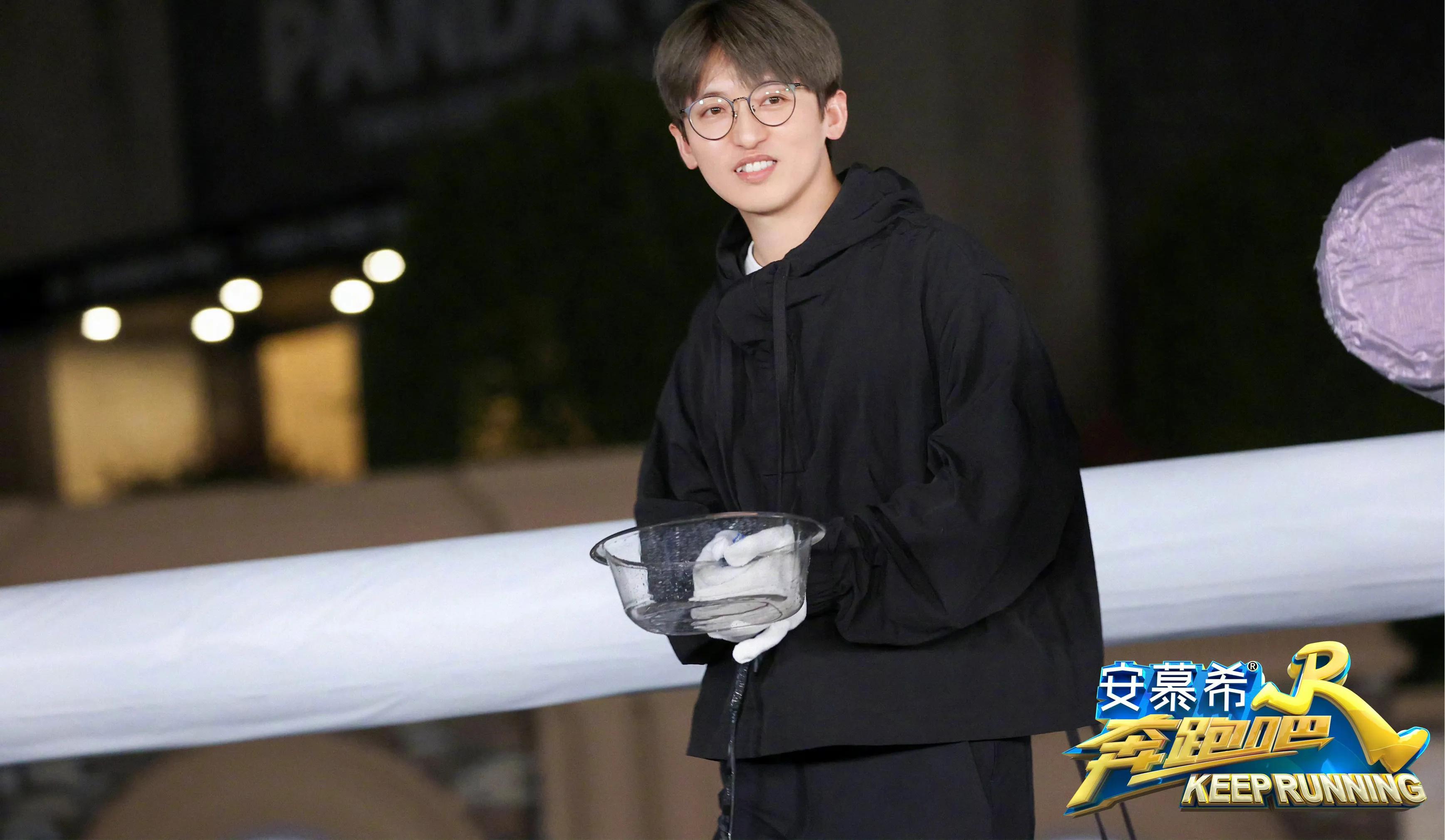 为了提高节目的收视率，导演不要钱，直接上场玩游戏了？