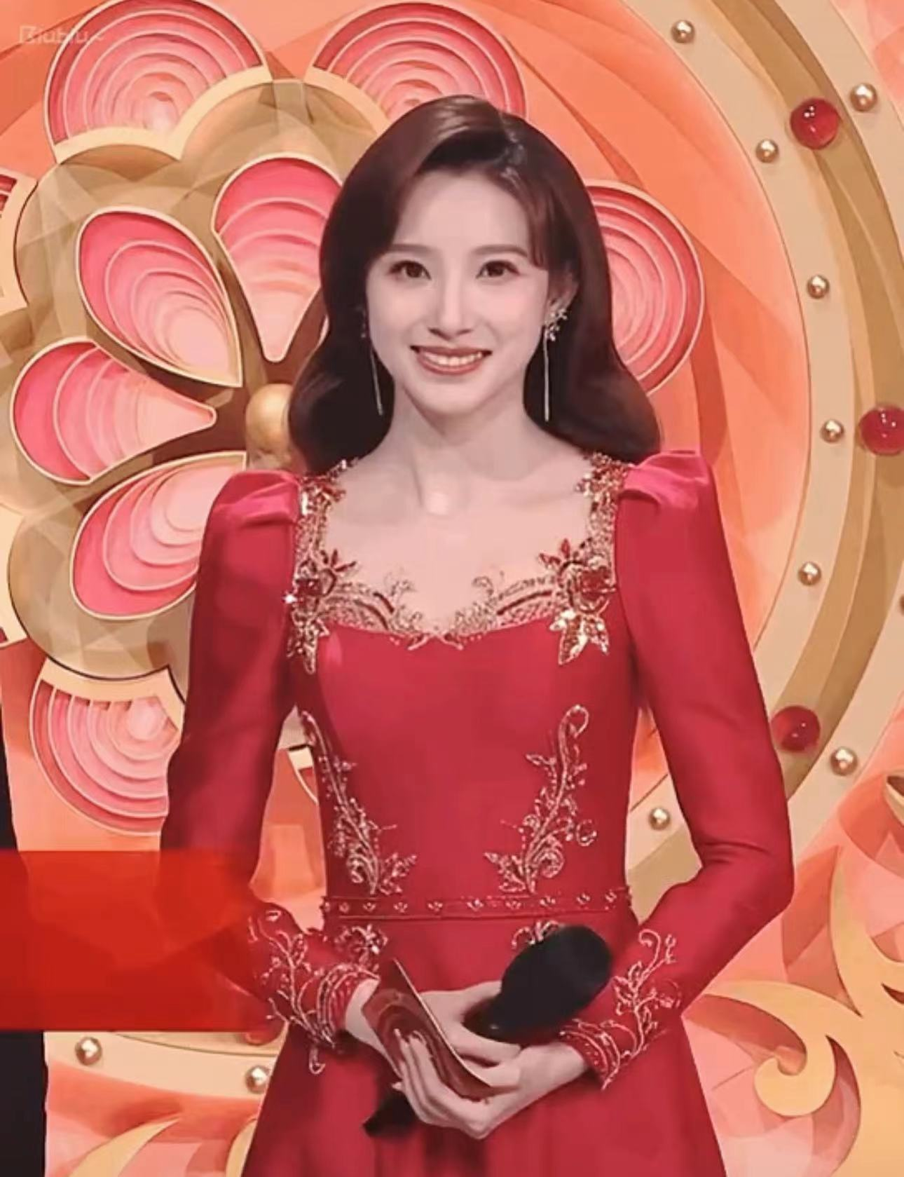 央视春晚百花争艳!赵丽颖秀美腿,秦岚水蛇腰吸睛,杨紫仙气十足