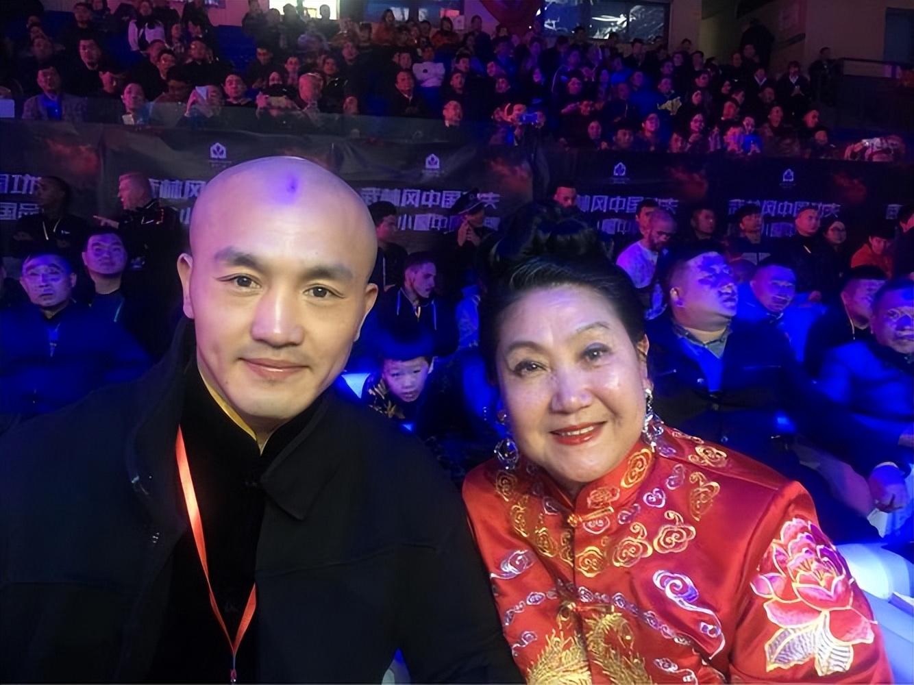 播求vs一龙(武僧一龙"以静制动"ko泰拳王播求,了解一龙传奇拳击之路)