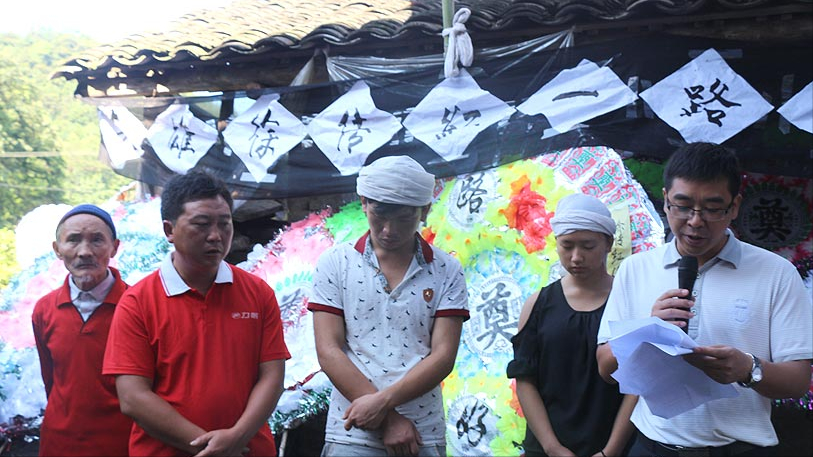 2014年，徐传红勇救母子3人牺牲，政府补偿66万，葬礼上千人送行