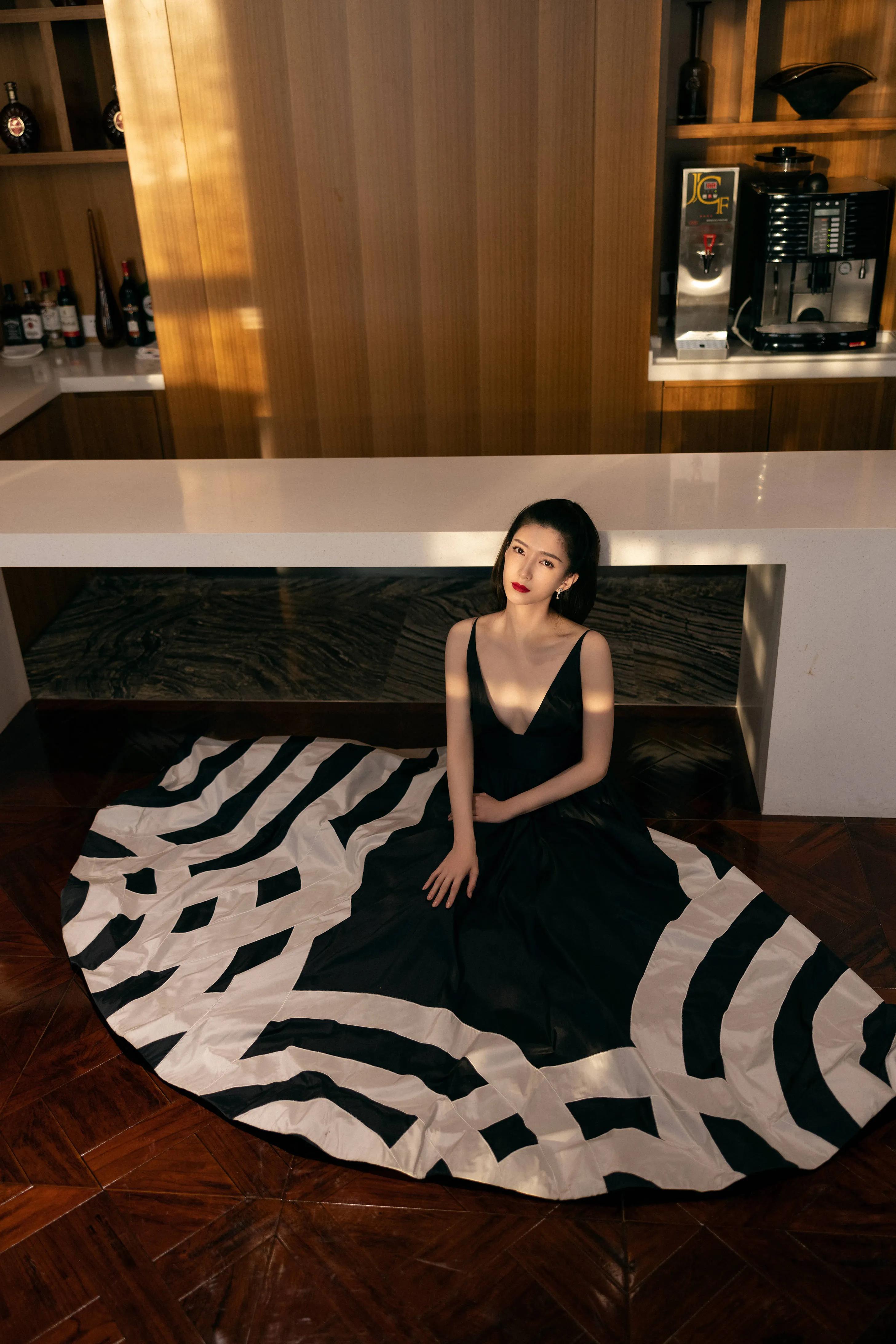 江疏影｜黑色是浪漫是典雅｜美图