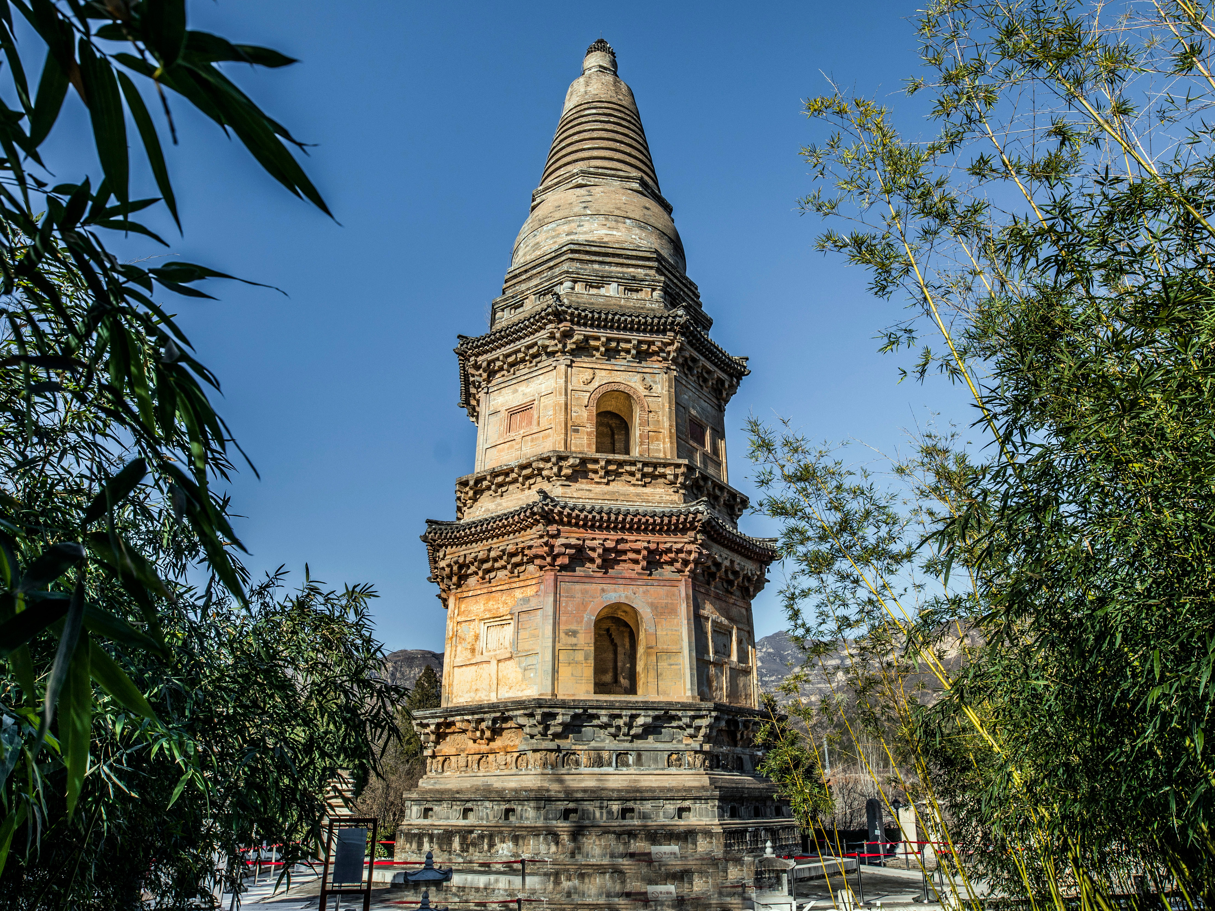 云居寺位于北京市房山区,这里的石经,纸经,木版经号称"三绝",除此之外