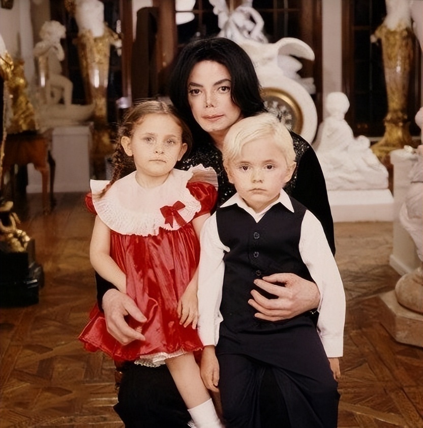 迈克尔杰克逊老婆和孩子近况如何(迈克尔杰克逊唯一的女儿：24岁长得像父亲，曾因皮肤白皙被质疑)
