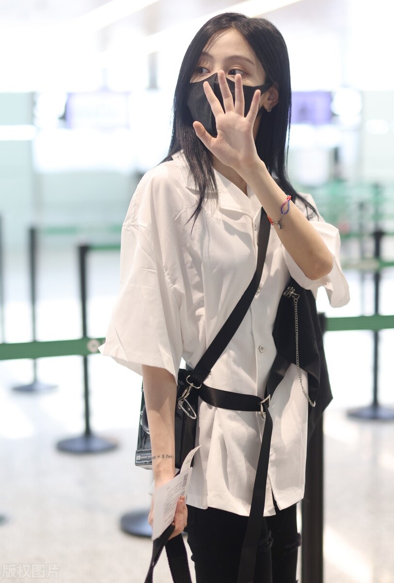 袁一琦长发披肩白色拼接衬衫搭黑色破洞牛仔裤高冷帅气