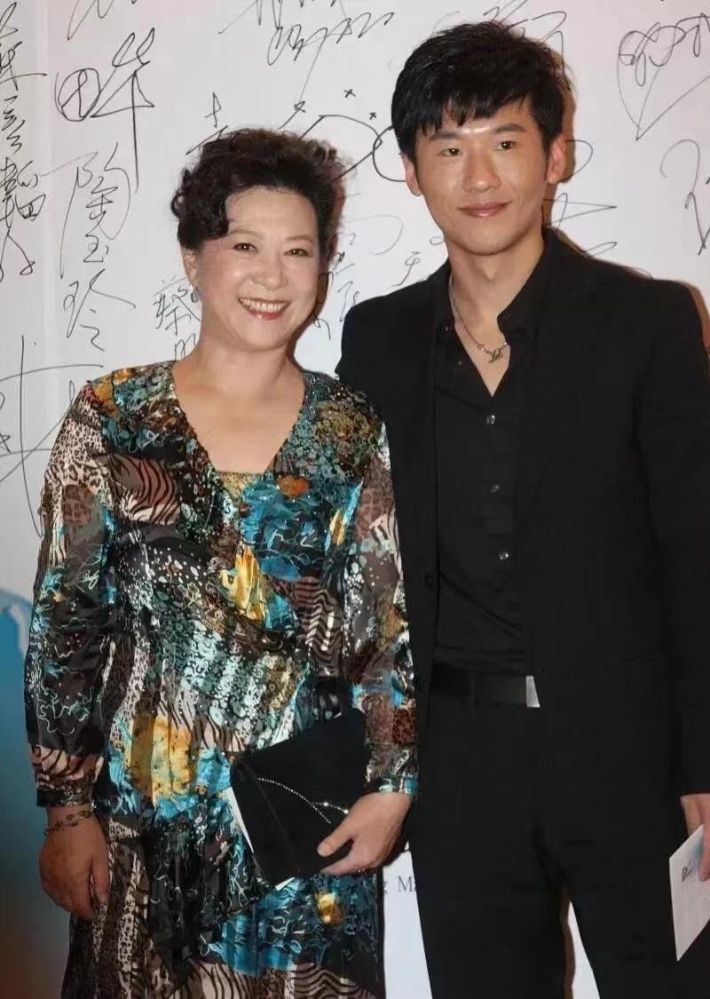 王馥荔儿子长相太路人，母子罕见同框，72岁的她穿雪纺裙也很阔气