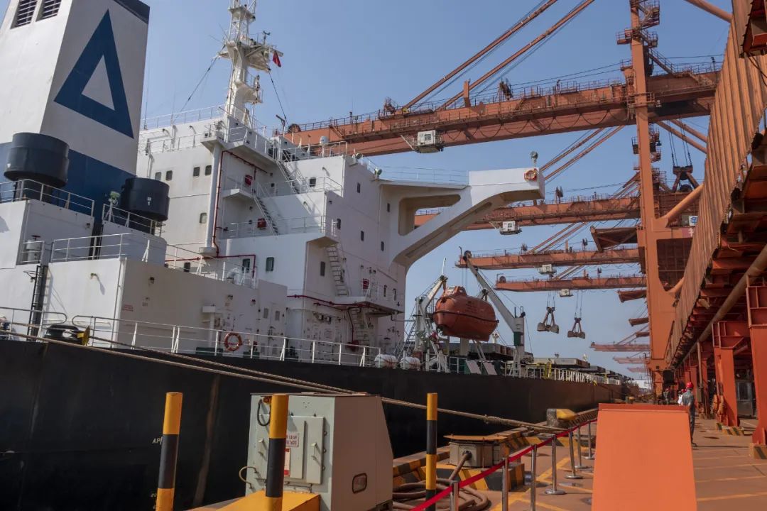 烧烤店外，起底“土豪”唐山