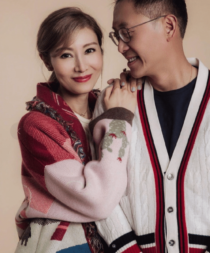 李嘉欣新年首晒全家福,挑战芭比粉显年轻,儿子未继承妈妈高颜值